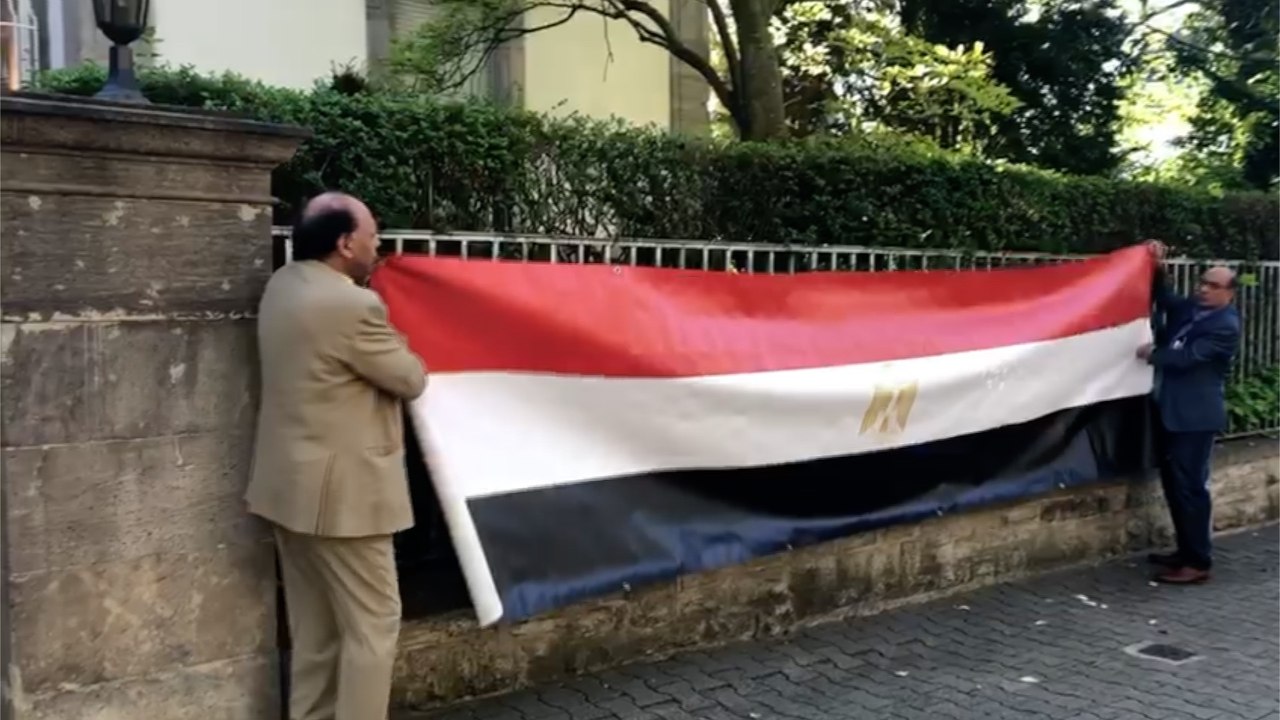 علم مصر يزين جالية فرانكفورت خلال استقبال المصوتين على الاستفتاء