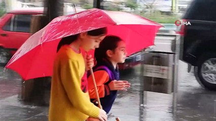 Kahramanmaraş’ta yağmur ve dolu...Islanmamak için poşetlere sarındılar