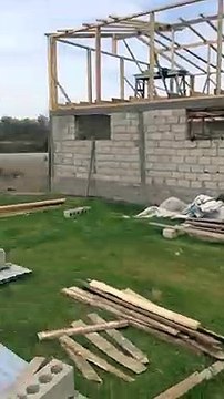 Démarrer une tronçonneuse entre les jambes