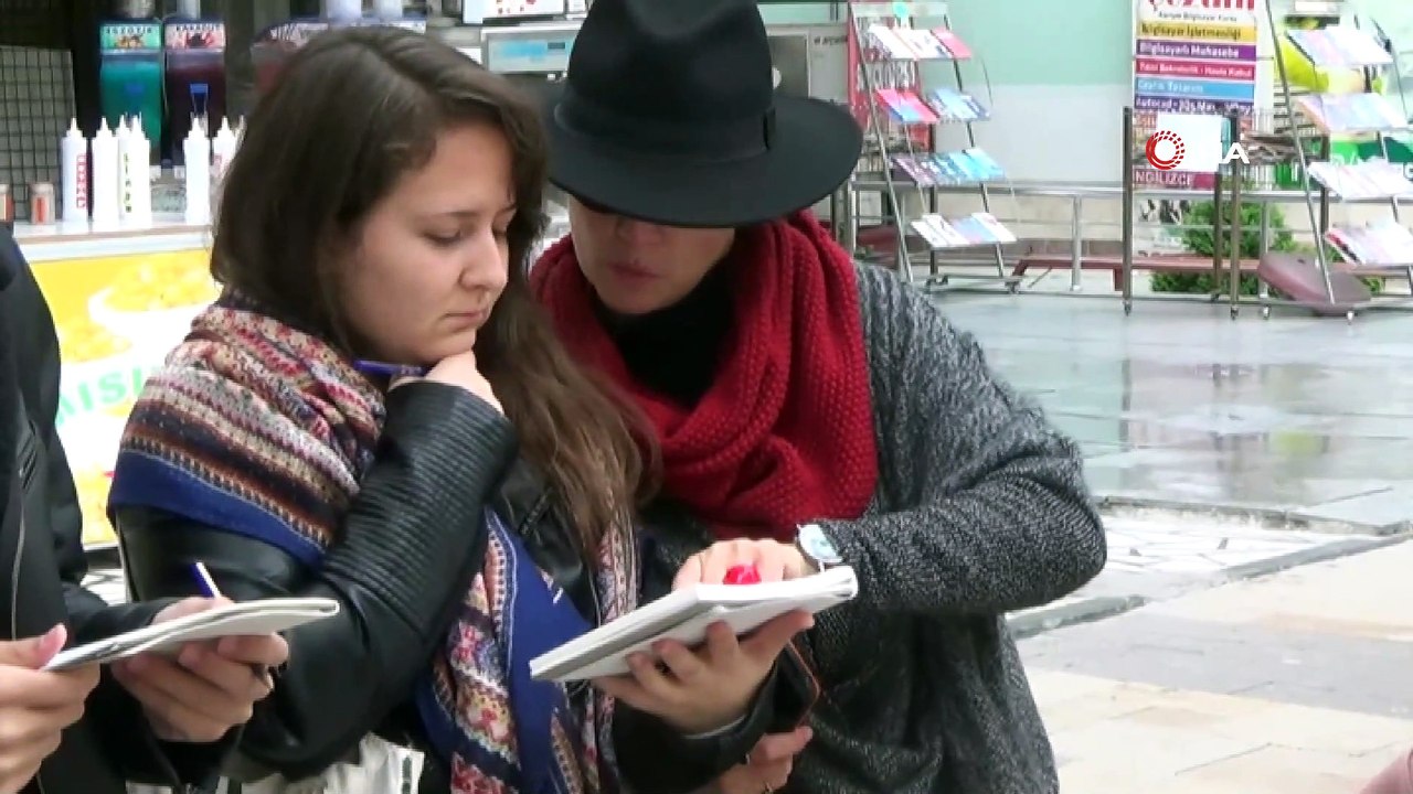 Mimar adayları Merkez Bankası’nı kuşattı...Genç mimar adayları çizim için sokaklara çıktı