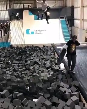 Un skateur se prend un autre skateur après avoir raté son saut