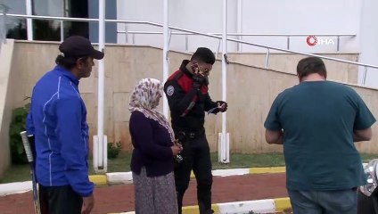 Temizlik görevlisi kadına kapkaç şoku...Kulağındaki telefonu alıp kaçtılar