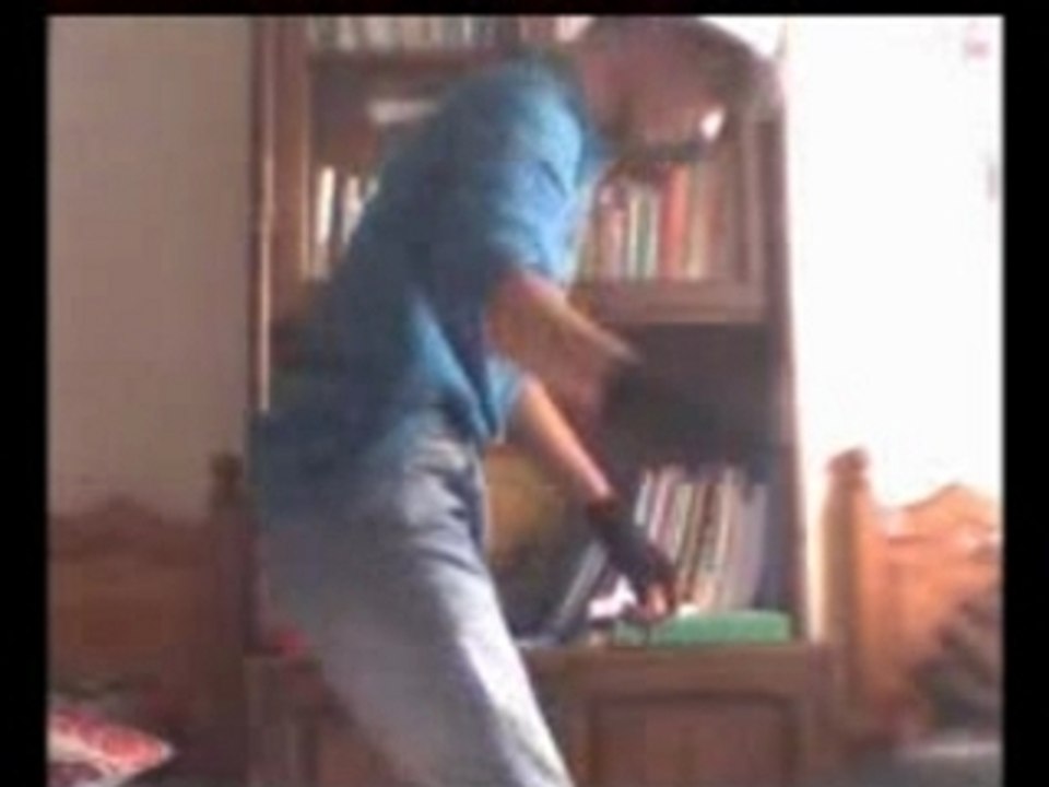 Un looser qui danse la Tecktonik