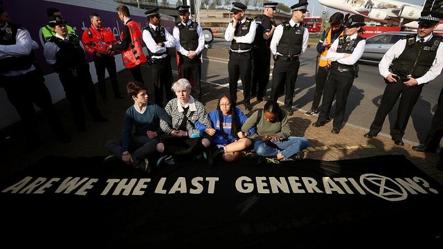 Полиция не пустила эко-активистов в Хитроу