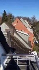Un homme nu monte sur le toit d’une maison pour balancer les tuiles dans la rue ?!? WTF ?