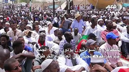 المتظاهرون السودانيون يؤدون صلاة الجمعة أمام مقر قيادة الجيش