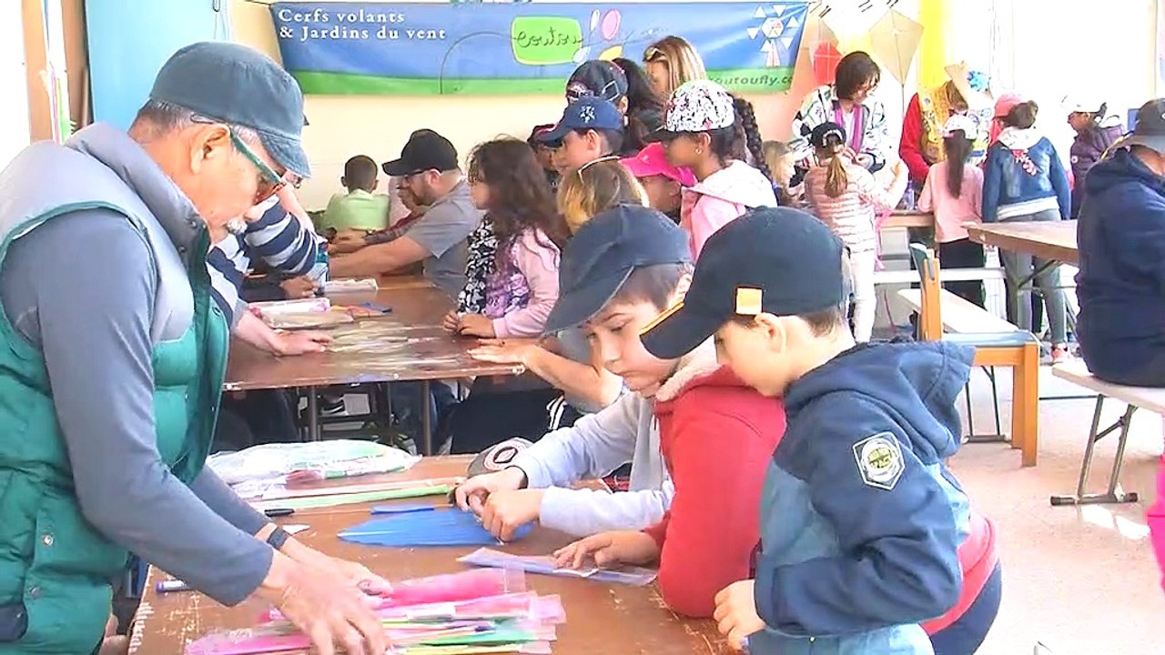 Les enfants ont l’occasion de fabriquer puis de faire voler leur cerf-volant.
