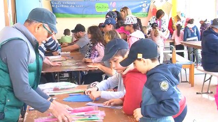 Les enfants ont l’occasion de fabriquer puis de faire voler leur cerf-volant.