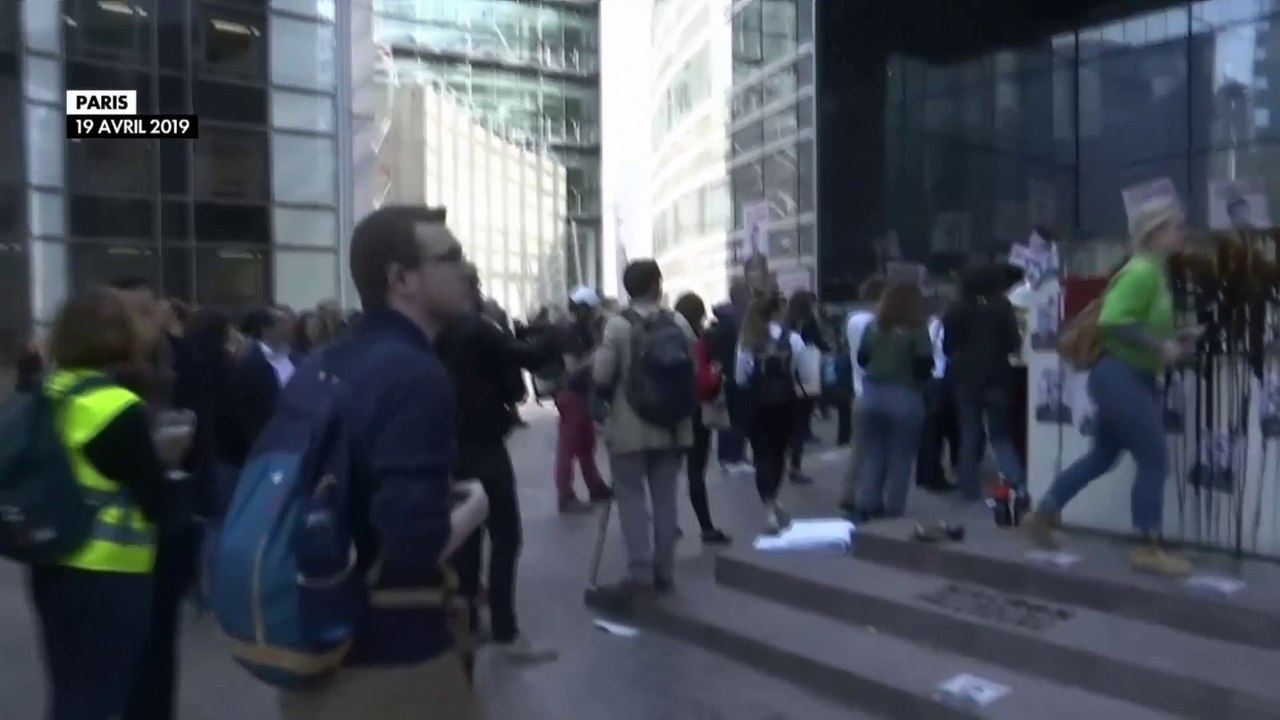 Des militants pour le climat bloquent le ministère de l'Écologie et les sièges de grands groupes