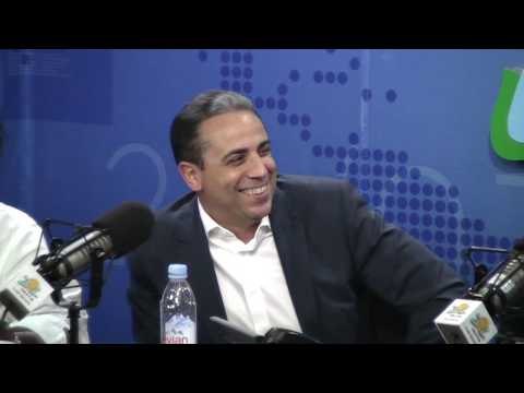 Jochy Santos lee los mensajes de las oyentes para Antonio Espaillat en Elmismogolpe