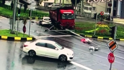 Feci kaza kamerada...Kırmızı ışıkta duramayan kamyon otomobile çarptı