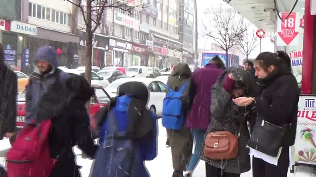 Erzurum’da dolu sürprizi...10 dakika aralıksız yağan dolu trafiği ve vatandaşları olumsuz etkiledi