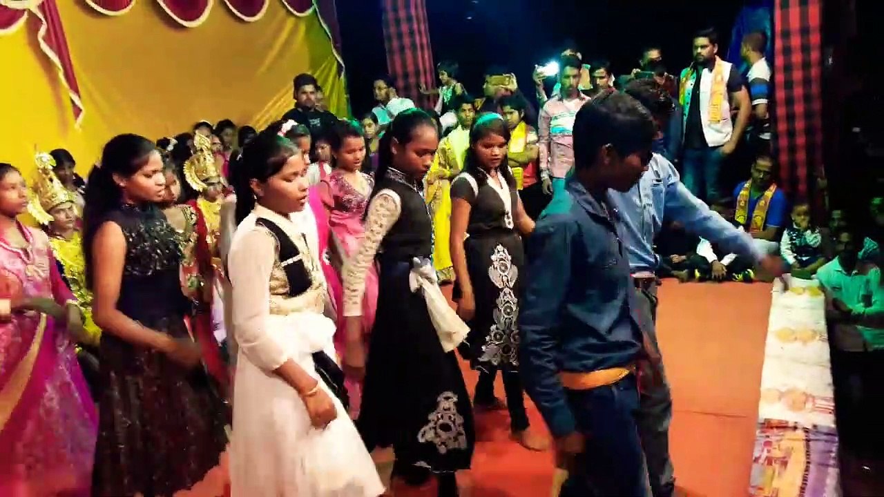 जब धमाकेदार नागपुरी गीत पर हुई मनमोहक ग्रुपिंग कार्यक्रम प्रतापपुर में स्टेडियम ग्राउंड रहा पूरा फुल