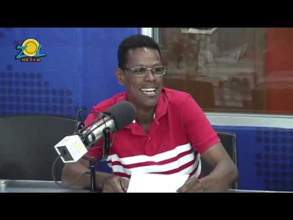 Martin Haina con su corito "Volvió Juanita" y los regalos que trajo para los políticos