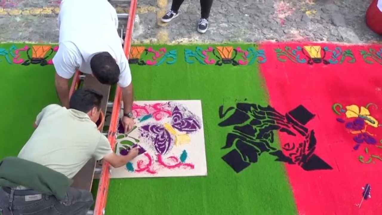 Bunte Blütenteppiche und Passionsspiel in Guatemala