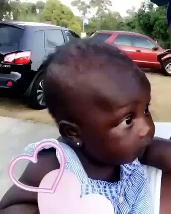 Admirez cette magnifique petite fille à la noirceur d’ébène. Adorable !