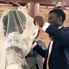 La réaction de cet homme quand il enlève le voile de sa femme est admirable. Émouvant !