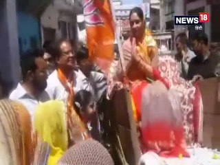 राजसमंद लोकसभा की भाजपा प्रत्याशी दिया कुमारी ने बैलगाड़ी में बैठकर किया रोड शो