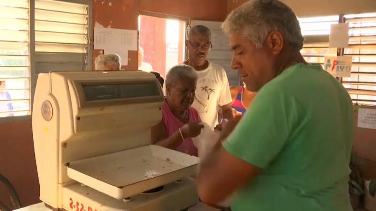 Schlange stehen für Hühnerfleisch - Versorgungskrise auf Kuba