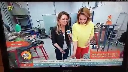 Repórter destrói escultura em direto quando entrevistava a artista