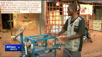 Un Burkinabé  illettré invente une machine à tisser (vidéo)