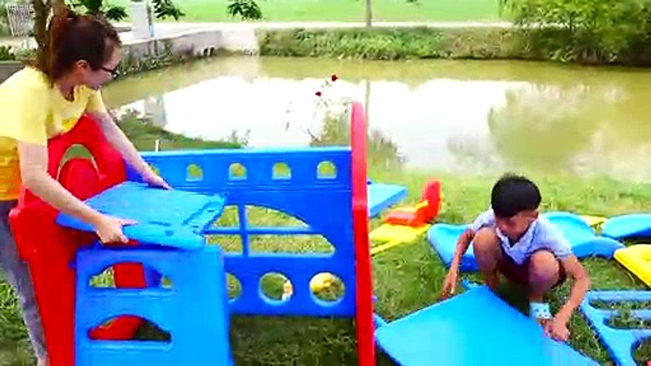 ドムプレイボックスを開けて組み立てる新しい屋内遊び場