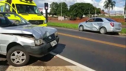 Carros se envolvem em colisão na BR-277