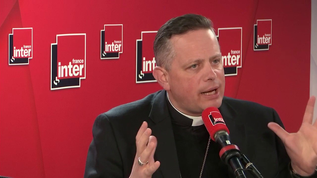 Mgr Bruno Valentin, évêque auxiliaire de Versailles, voit l'église comme une 'maison pour tous' : "J'ai apprécié que Jean-Luc Mélenchon, dont les convictions laïques sont bien connues, sache dire (...) que là se tient quelque chose de l'âme de la France"