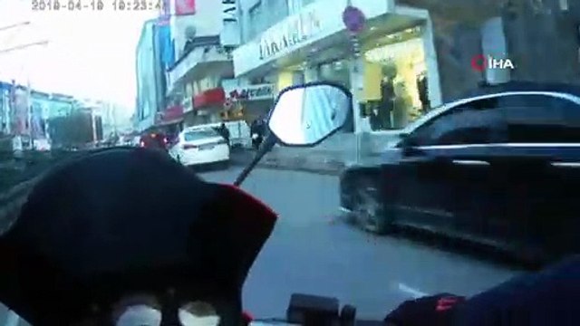 Minibüsün motosiklete çarpma anı kamerada... Motosiklete çarpan sürücünün savunması pes dedirtti