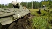 Vehículos militares en el Pantano: Tanques, Camiones y Artillería Móvil