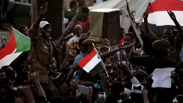 السودانيون يواصلون اعتصامهم للمطالبة بسرعة تسليم السلطة لحكومة مدنية