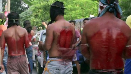 Páscoa extrema: autoflagelo e crucificações nas Filipinas