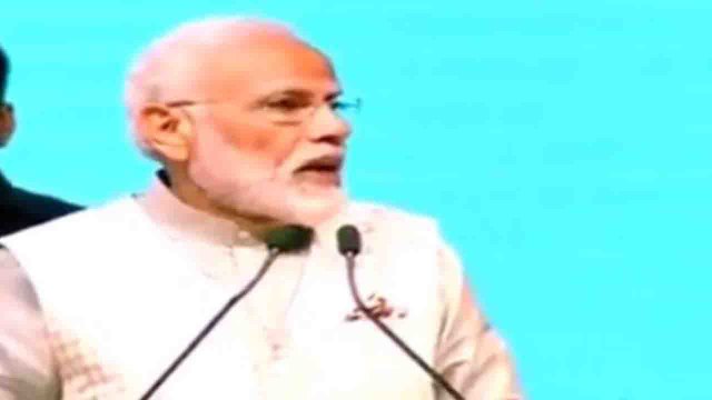 PM Modi promises Collateral free loan up to Rs. 50 Lakh to National Traders | Oneindia News