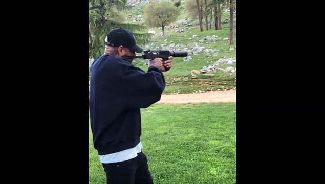 Booba publie sur les réseaux sociaux une vidéo dans laquelle il tire à l'arme à feu sur un portrait de Kaaris