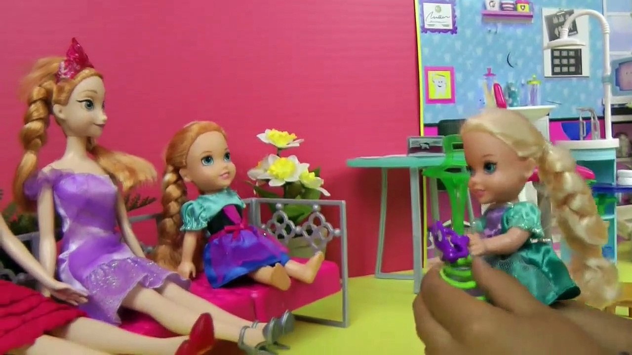 Le Sucre De Bugs ! ANNA enfant chez le Dentiste ! - Peu d'ELSA est là aussi