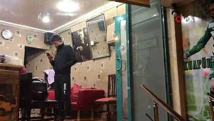 Saç tıraşı olurken, silahlı saldırıya uğradılar