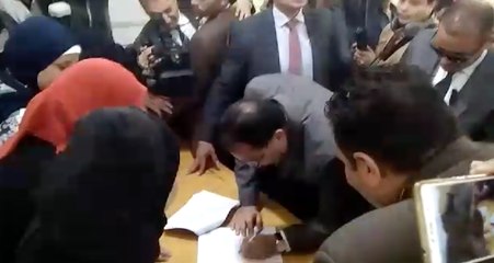 رئيس الوزراء يدلي بصوته  في مدرسة بالشيخ زايد