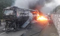 Yolcu otobüsü seyir halinde alev alev yandı