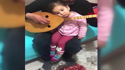 Erzincan 2 Yaşındaki Kızını Bağlama ve Türküyle Uyutuyor