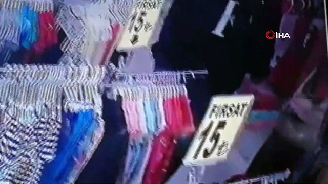 Müşterinin çantasından cep telefonu çaldılar, kaçamadılar