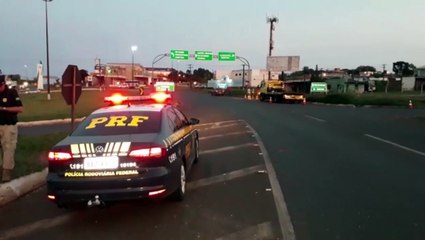 Carro e caminhão batem  no Trevo Cataratas