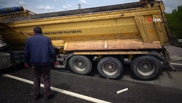 Şile otoyolu Ömerli kavşağında hafriyat kamyonu orta refüjü aşıp karşı yöne girdi. Kamyon sürücüsüne yardım eden kamyona da bir otomobil çarparken, kazada iki kişi yaralandı.