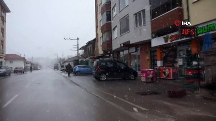 Nisan ayının ortasında yağan kar ilçeyi beyaza bürüdü