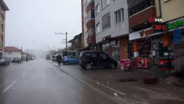 Nisan ayının ortasında yağan kar ilçeyi beyaza bürüdü
