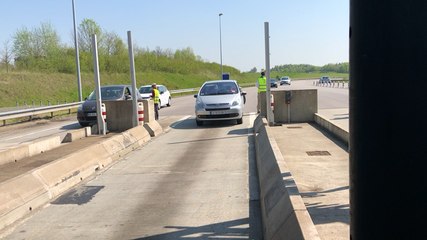 Les Gilets jaunes lèvent les barrières de l’autoroute
