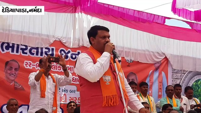 નરેન્દ્ર મોદી ઉભા થાય તો સિંહ લાગે ને રાહુલ ગાંધી ઉભા થાય તો ગલુડિયું લાગે