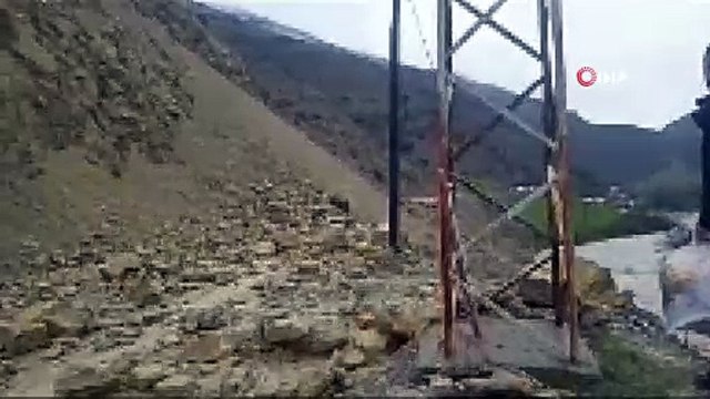 Çatak'ta meydana gelen 3 ayrı heyelan yolları ulaşıma kapattı