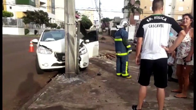 Carro atinge poste na Rua Recife, no centro de Cascavel