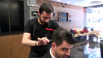 Vatandaşlar Bu Berbere Tıraş Olmak İçin Sıraya Giriyor
