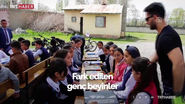 Bisikletle köy köy gezerek yetenekli çocukları keşfediyorlar